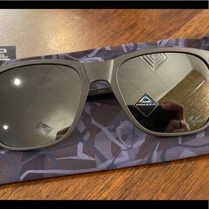 New OAKLEY APPARITION OO9451-0155 Black / Prizm Gray sunglasses Motogp variant
